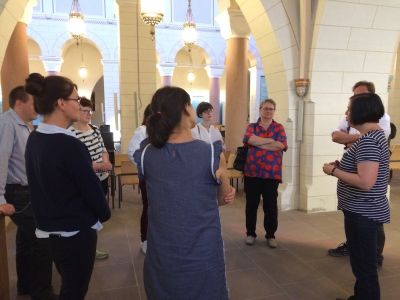 Einige MuseumsleiterInnen aus der Region stehen in der Gandersheimer Stiftskirche in der Ausstellunge "Talar und Lippenstift"