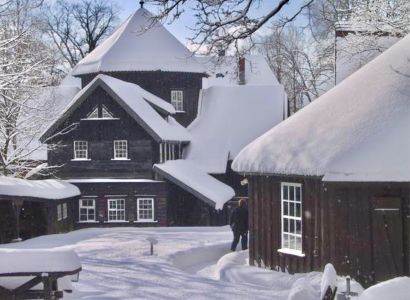 Clausthal Zellerfeld Oberharzer Bergwerksmuseum im Winter bei Schnee