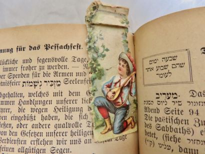 Jüdisches Gebetbuch, herausgegeben 1907 von Rabbiner Israel Wiesen in Osterode. Auf der Rückseite des Lesezeichens steht der Name von Walter Bloch aus Baden, der 1935 in die USA floh. Museum Osterode (Foto: C. Riemenschneider)