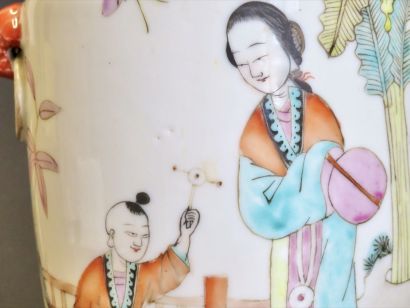Detail einer chinesischen Porzellanvase, famille rose-Malerei. China, 19. Jh. Museum Uslar (Foto: C. Riemenschneider)